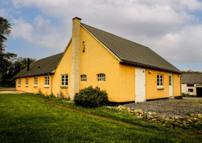 HabitusHuset Jerslevvej set udefra på stor grund uden naboer